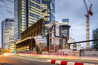 Das Bild zeigt die Bauwasseraufbereitungsanlage von ZÜBLIN Umwelttechnik auf der Baustelle des Central Business Tower in Frankfurt am Main