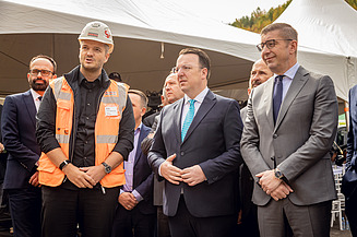 Spatenstich; (v.l.n.r.) Filip Nanevski (STRABAG), Aleksandar Nikoloski (Verkehrsminister der Republik Nordmazedonien), Hristijan Mickoski (Ministerpräsident von Nordmazedonien)